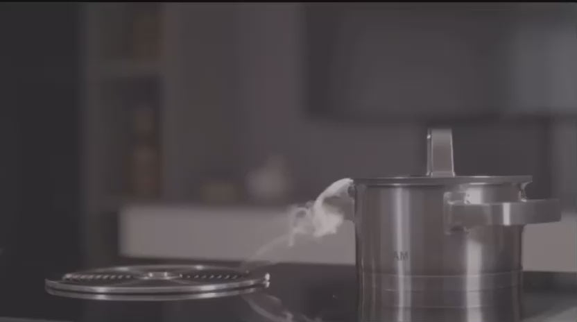 Video laden: Erleben Sie, wie effizient das AM Cook Kochgeschirr mit Muldenlüftern von Bora, Miele, Bosch, Neff oder AEG zusammenarbeitet! In diesem Zeitraffer zeigen wir, wie alle Topfgrößen von AM Cook – vom kleinen Stieltopf bis zum großen Suppentopf – den Dampf kontrolliert und zielgerichtet ableiten.Dank der innovativen AM Cook Deckelkonstruktion mit Dampfauslass und Silikondichtung bleibt der Dampf dort, wo er hingehört: im Topf oder im Abzug. Ideal für offene Küchen, Apartments oder Haushalte ohne Fenster. Weniger Geruch, weniger Fett, mehr Genuss.✅ Kompatibel mit allen gängigen Muldenlüftern✅ Perfekt für Induktionsherde &amp; alle Herdarten✅ Energiesparend, geruchsarm, leise – ideal für moderne Küchen👉 Jetzt entdecken, wie sauber und effizient Kochen mit AM Cook sein kann!